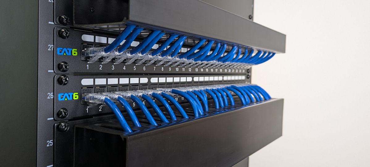 Horizontal finger duct routing patch cords across a network rack